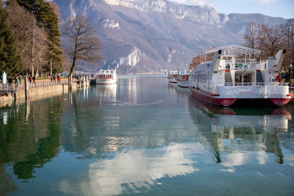 Bâteau sur le lac d'Annecy